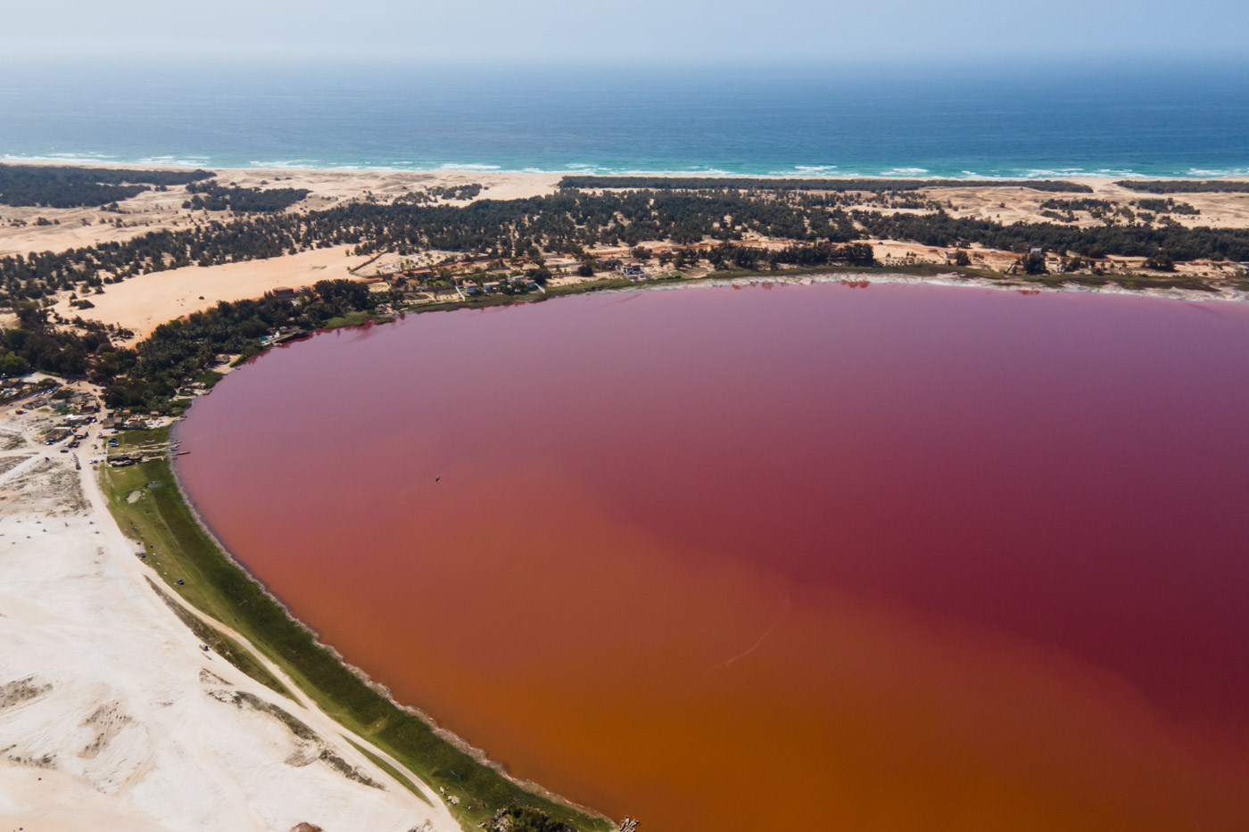 Enjoy the beauty of lake retba